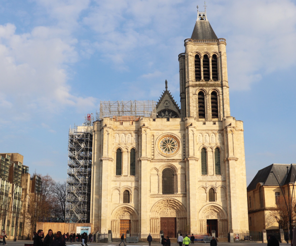 Basilique_ext_2_Credits_Suivez_la_fleche_e6b4916593